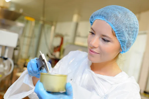 Mujer en fábrica de conservas — Foto de Stock