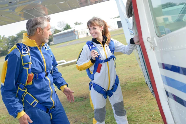 남자와 여자 보드 항공기에 대 한 점퍼에 — 스톡 사진