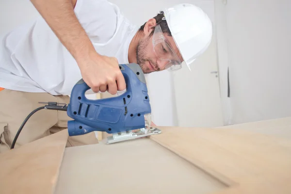 Hombre usando rompecabezas y hombre — Foto de Stock