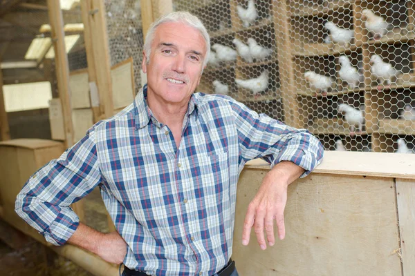 Portrait of man in front of dovecote — Stock Photo, Image