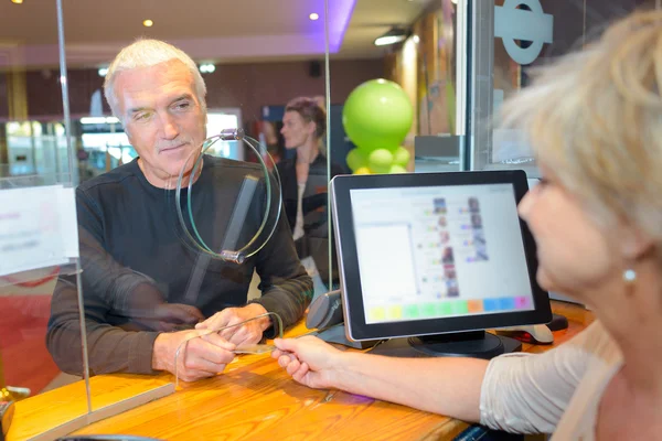 Geven van de ticket en recreatie — Stockfoto