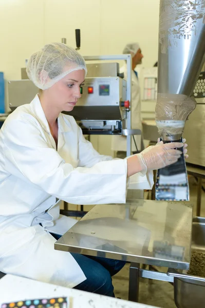 Verpackung von Körnern in Lebensmittelfabriken — Stockfoto