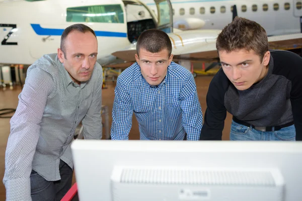 Ingenieros de aviación en el ordenador —  Fotos de Stock