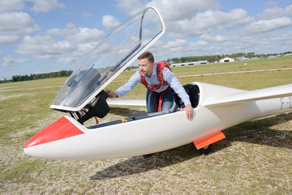 Man getting into glider — Stock Photo, Image