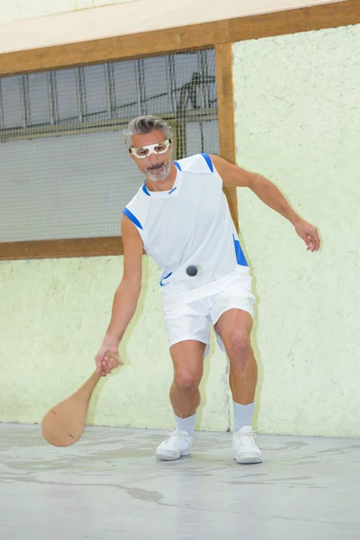 Homem jogando pala e esporte — Fotografia de Stock