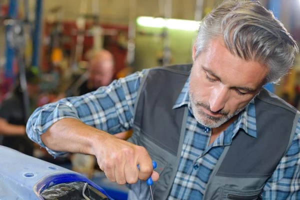 Arbeiter reparieren etwas und arbeiten — Stockfoto