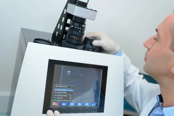 Handsome scientist doing reserches with state of the art machines — Stock Photo, Image