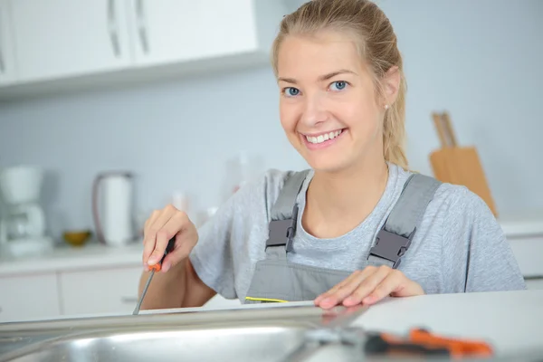 Woman plumber posing and plumbing — Stock Photo, Image