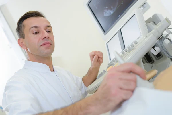 Médico realizando ultra-som e médico — Fotografia de Stock