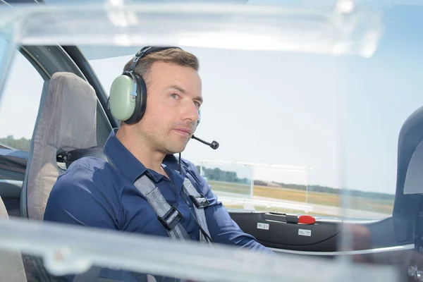 Piloot in de cockpit — Stockfoto
