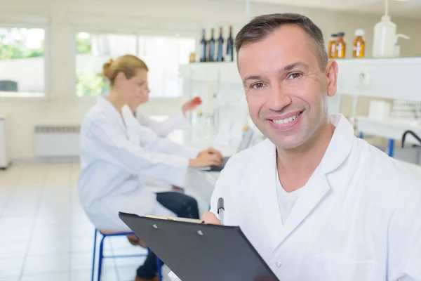 Trovare una soluzione in laboratorio — Foto Stock