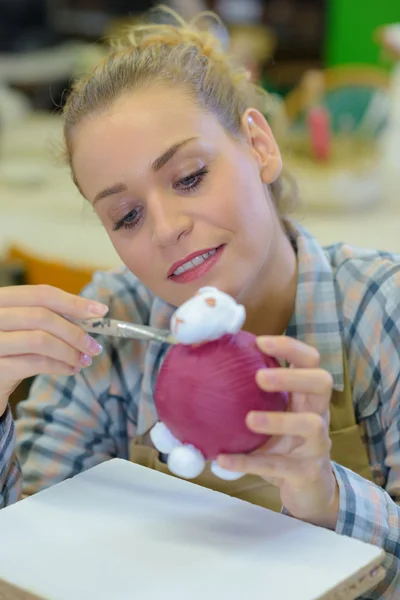 Mujer artesano haciendo artesanía animal — Foto de Stock