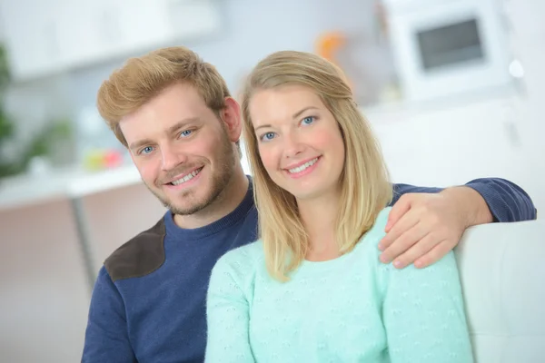 Porträt des süßen jungen Paares auf dem Sofa sitzend — Stockfoto