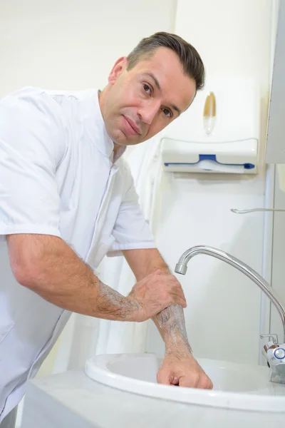 Läkare skura händer och armar — Stockfoto