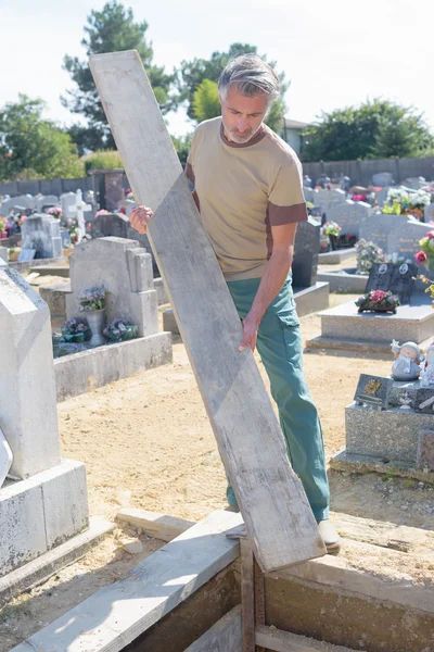 Vorbereitung eines Grabes und eines Friedhofs — Stockfoto