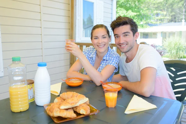 Fare colazione e l'uomo — Foto Stock