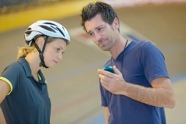 Coach uiten van teleurstelling op fietsers moment — Stockfoto