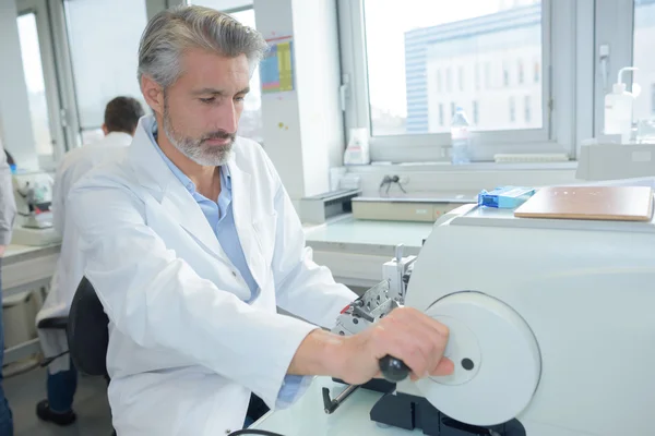 Man werkzaam in het laboratorium — Stockfoto