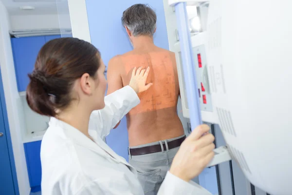 Sjuksköterska förbereda patienten för scan — Stockfoto