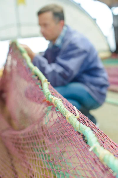 Man arbetar med fisknät — Stockfoto
