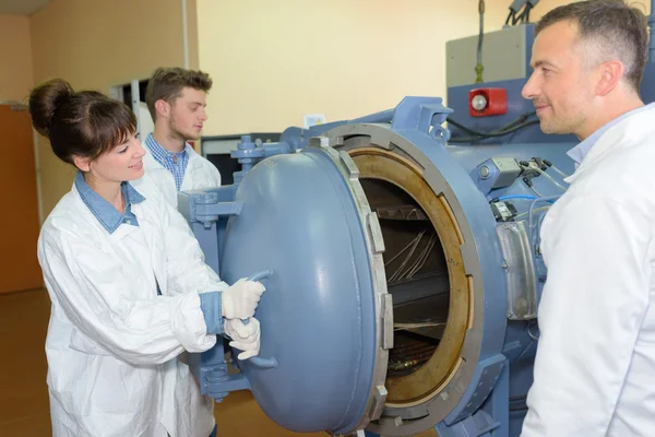 Vrouw openen deur van turbine — Stockfoto