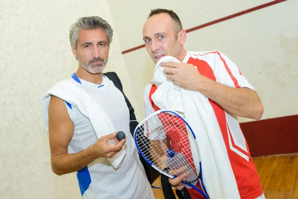 Mannen spelen poseren — Stockfoto