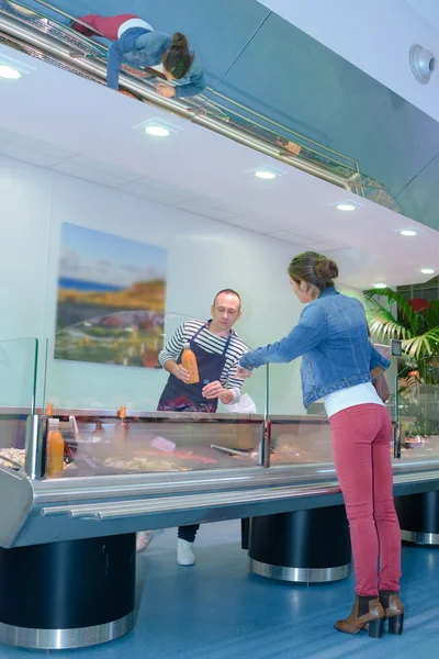 Woman buying fresh goods — Stock Photo, Image