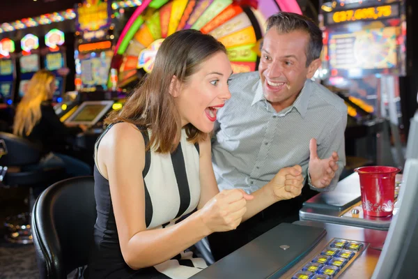 Hombre y mujer ganando — Foto de Stock