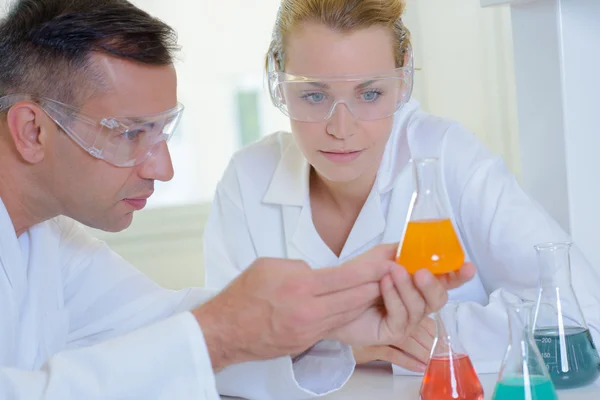 Chemists mixing solutions — Stock Photo, Image