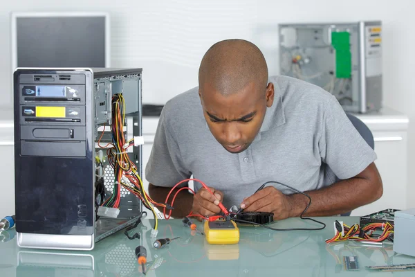 Homem reparar computador danificado — Fotografia de Stock