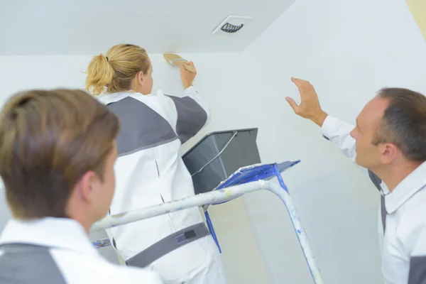 Pittori dipingendo il soffitto — Foto Stock