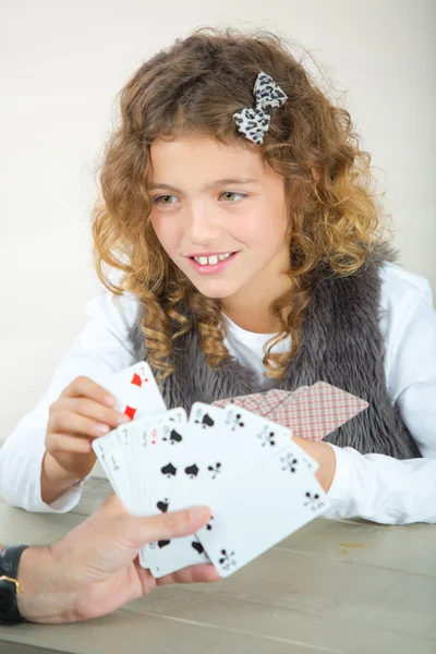 Niña jugando a las cartas — Foto de Stock