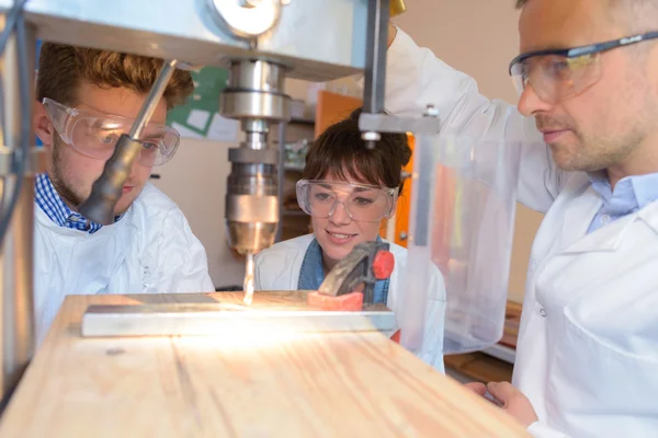 Studenti che guardano istruttore utilizzare trapano — Foto Stock