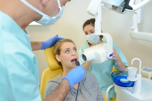 Bir kadın hasta tedavi diş hekimi — Stok fotoğraf
