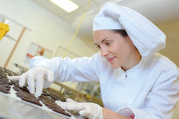 Chef arrangerar choklad och kock — Stockfoto