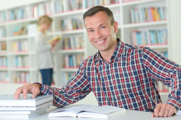 Lecteur dans la bibliothèque — Photo