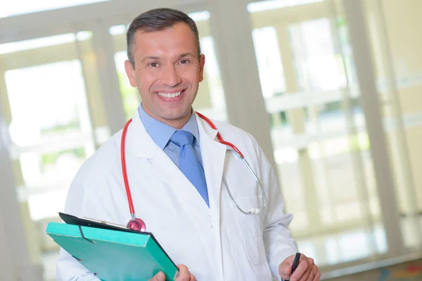 Médico segurando arquivos e médico — Fotografia de Stock