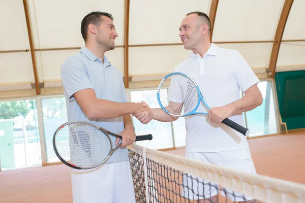 Jugadores de tenis estrechando las manos —  Fotos de Stock