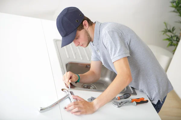 Replacing the tap and work — Stock Photo, Image