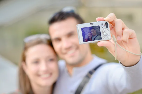 Acoplamento tomando selfie e atraente — Fotografia de Stock