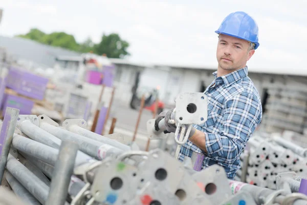 Man håller byggnadsställningar pole — Stockfoto