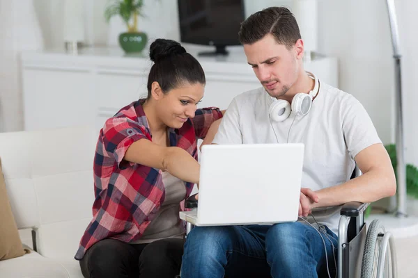 Coppia moderna internet mania — Foto Stock