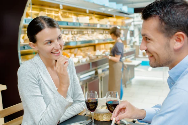 Menino e menina na cantina — Fotografia de Stock