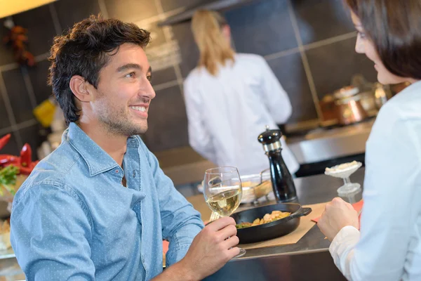 Пара наслаждается едой в ресторане — стоковое фото