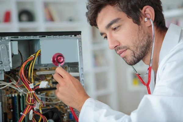 Trabalhador diagnosticando uma CPU — Fotografia de Stock