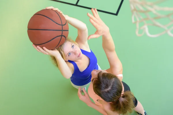 Women basketball players and basketball — Stock Photo, Image