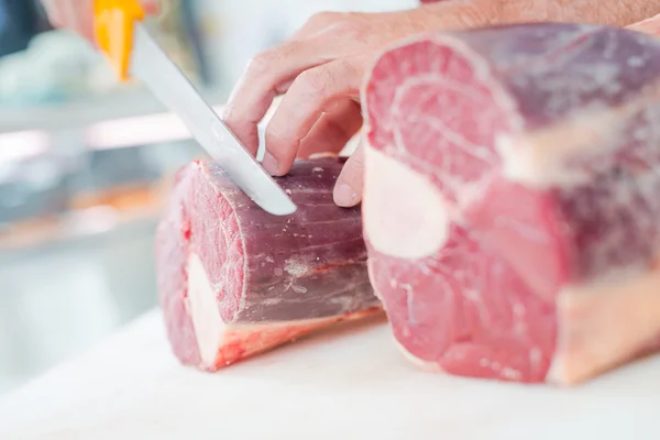 Metzger schneidet Rindfleisch — Stockfoto