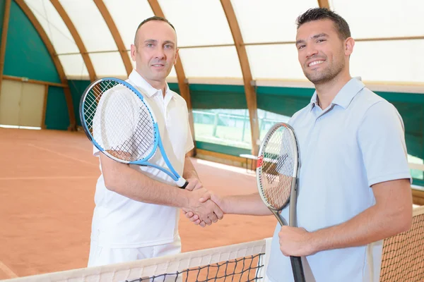 Tennisspelare skakar hand — Stockfoto