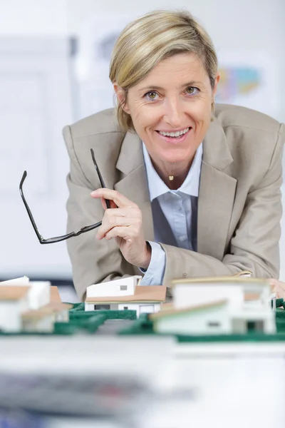Beautiful businesswoman with house model — Stock Photo, Image