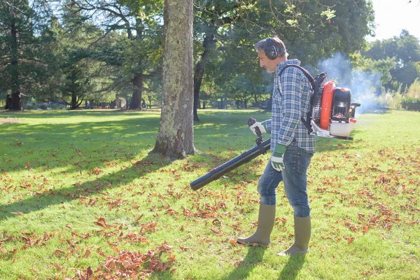 Cleaning the park and ground — Stock Photo, Image